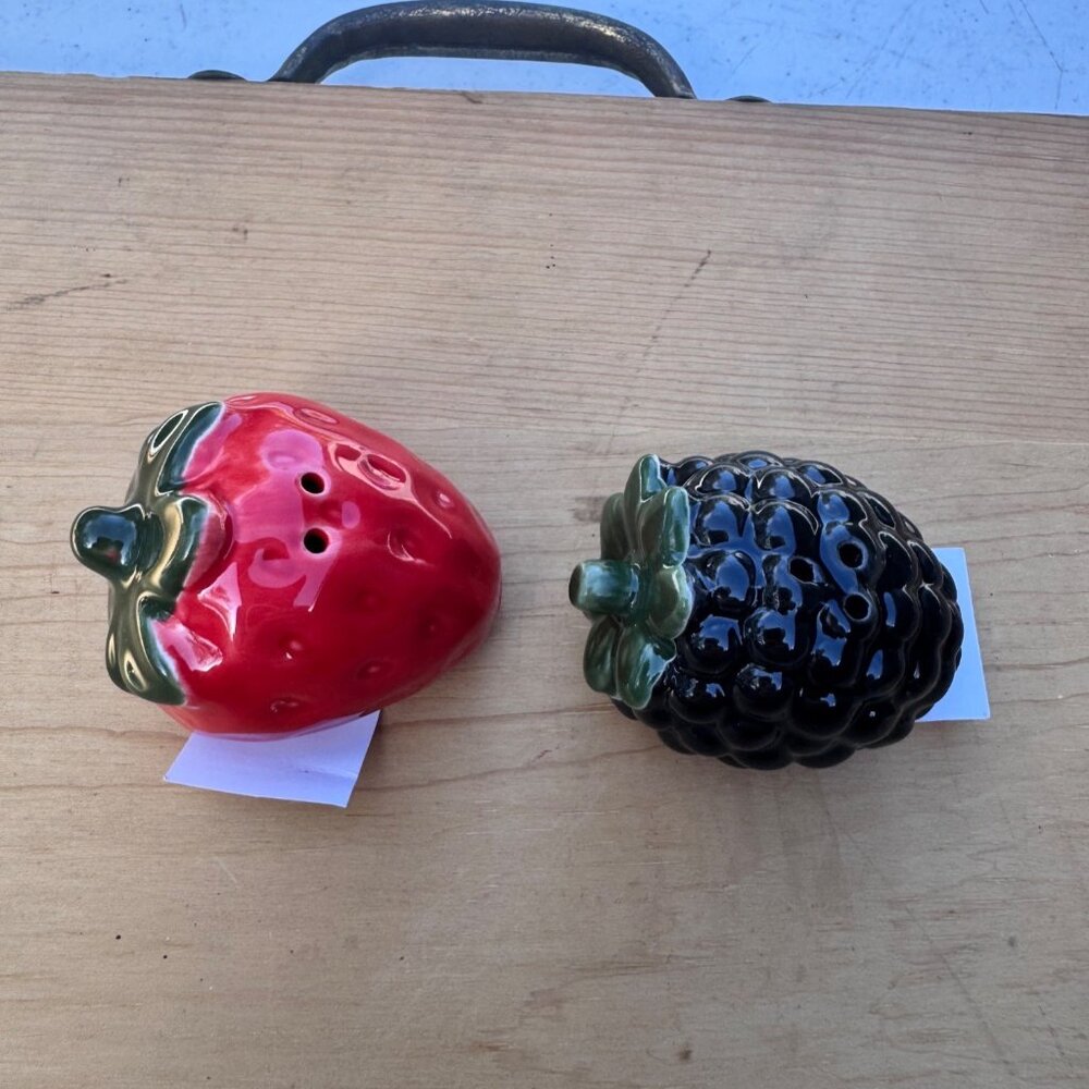 Cracker Barrel Strawberry Blackberry Salt Pepper Shakers Fruit Set Ceramic - Picture 1 of 5